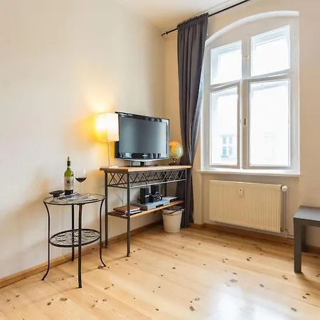 Zentrale Altbauwohnung Im Helmholtzkiez Berlin Exterior photo