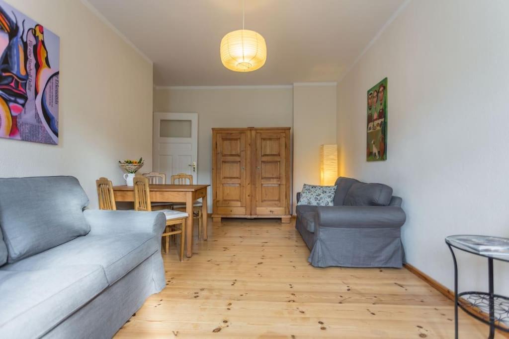 Appartement Zentrale Altbauwohnung Im Helmholtzkiez Berlijn